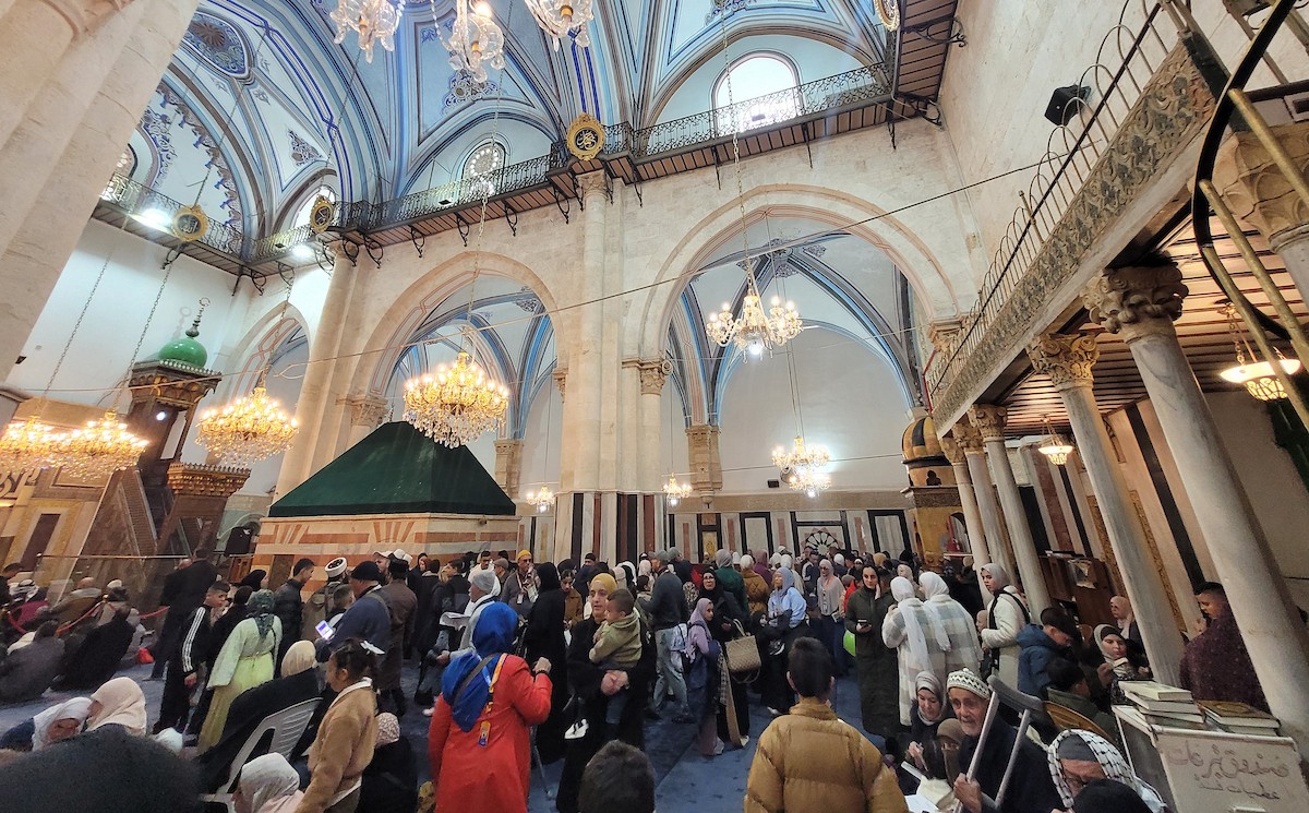 تجمّع فلسطينيون في الحرم الإبراهيمي بالخليل، الضفة الغربية، لإحياء ذكرى الإسراء والمعراج، رغم القيود الإسرائيلية وحظر الصلاة داخل المسجد، في 17 يناير/كانون الثاني 2026. (صورة: مأمون وزواز)