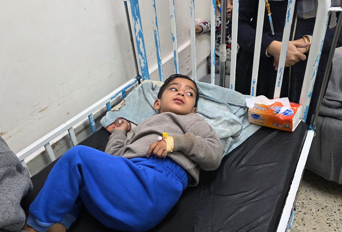 يتلقى أطفال مصابون بالتهاب السحايا العلاج في مستشفى ناصر بخان يونس، وسط تحذيرات طبية من تفشٍّ مقلق للمرض داخل خيام النازحين، 30 يناير/كانون الثاني 2026. تصوير: طارق محمد