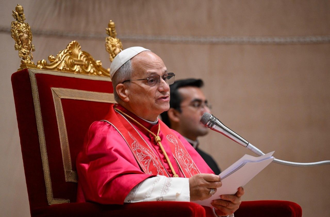 البابا خلال لقائه السنوي، اليوم الجمعة، مع الدبلوماسيين المعتمدين لدى الفاتيكان لتبادل التهاني بالسنة الجديدة.jpeg