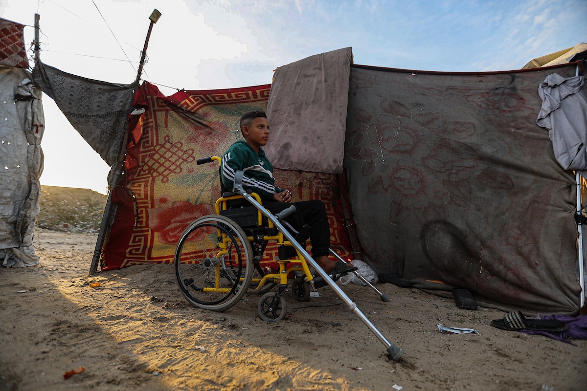 الطفل عمر حلاوة (13عاما) يزور مكان دفن ساقه المبتور يوميا، بعد إصابته في غارة إسرائيلية خلال الحرب على غزة، 31 ديسمبر/كانون الأول 2025. تصوير: عمر أشتوي