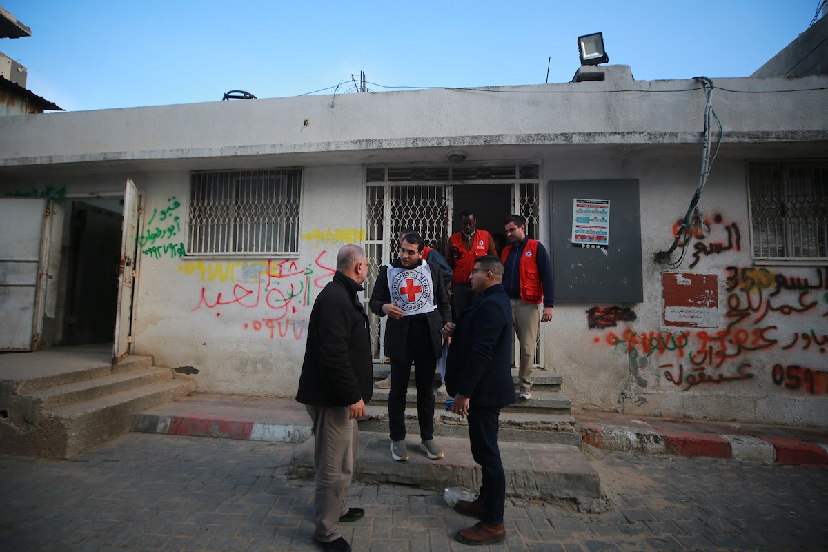 وصول 15 جثة لفلسطينيين سلمتها إسرائيل عبر اللجنة الدولية للصليب الأحمر إلى مجمع الشفاء الطبي في مدينة غزة، 29 يناير/كانون الثاني 2026. تصوير: عمر أشتوي