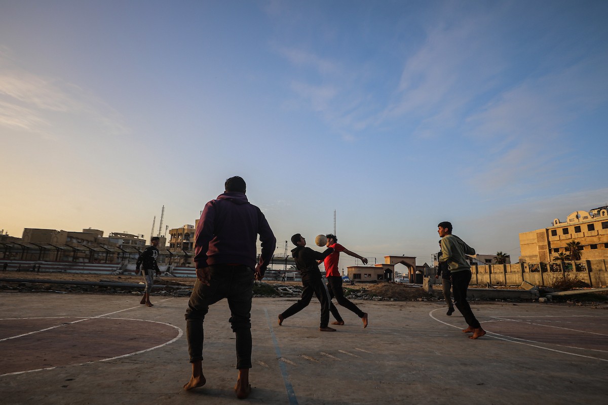   شبان فلسطينيون نازحون يلعبون كرة القدم في ملعب مدمر بمدينة غزة، في 10 يناير/كانون الثاني 2026. صورة: عمر أشتوي