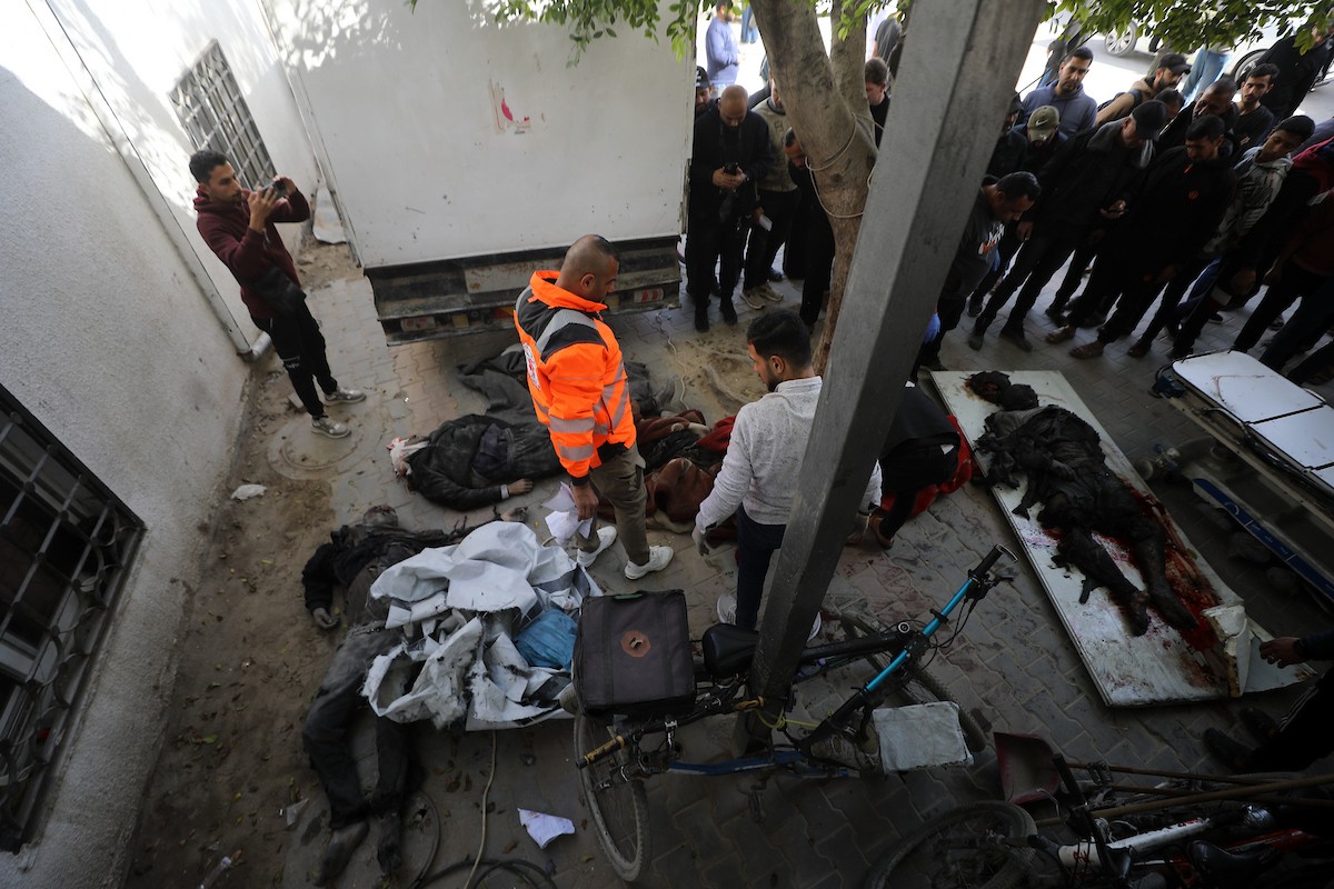 تُنقل جثث الضحايا إلى مستشفى الشفاء بعد هجوم إسرائيلي على مركز شرطة الشيخ رضوان، رغم وقف إطلاق النار في مدينة غزة، بتاريخ 31 يناير/كانون الثاني 2026. وألحق الهجوم على حي الشيخ رضوان غرب مدينة غزة أضرارًا جسيمة بالمباني والمركبات المجاورة. (صورة: عمر أشتوي)