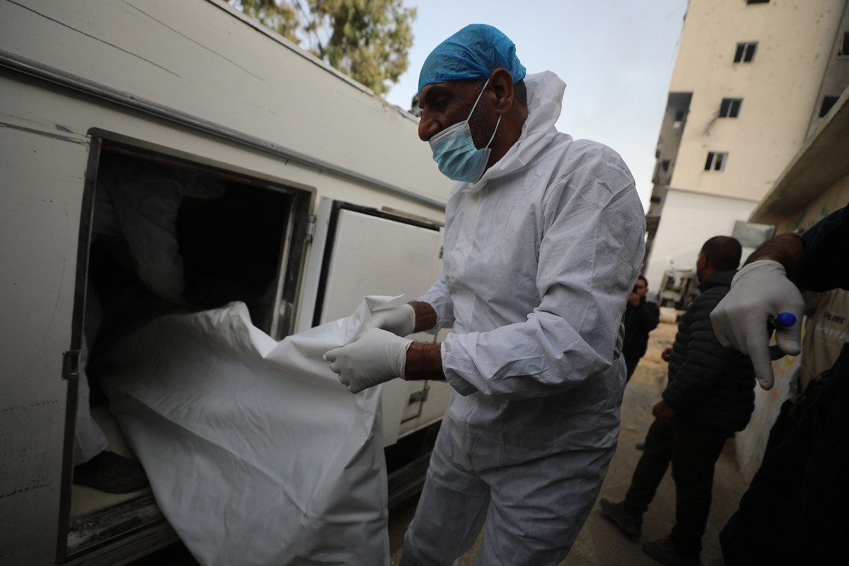 تُجري إدارة الطب الشرعي والأدلة الجنائية بوزارة العدل فحوصاتٍ لخمس عشرة جثة فلسطينية بمستشفى الشفاء في مدينة غزة، لمحاولة التعرف عليها، 30 يناير/كانون الثاني 2026. صورة: عمر أشتوي