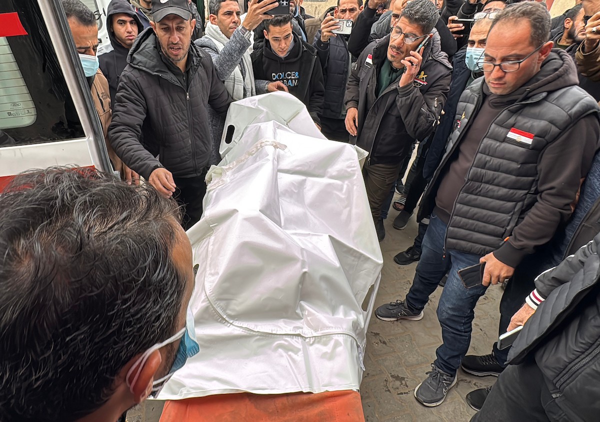 وصلت ثلاث جثث إلى مستشفى شهداء الأقصى في دير البلح، من بينها جثة صحفي، نتيجة هجومين إسرائيليين منفصلين، أحدهما شرق مخيم البريج والآخر في مدينة الزهراء وسط قطاع غزة. 21 يناير/كانون الثاني 2026. صورة: أحمد إبراهيم