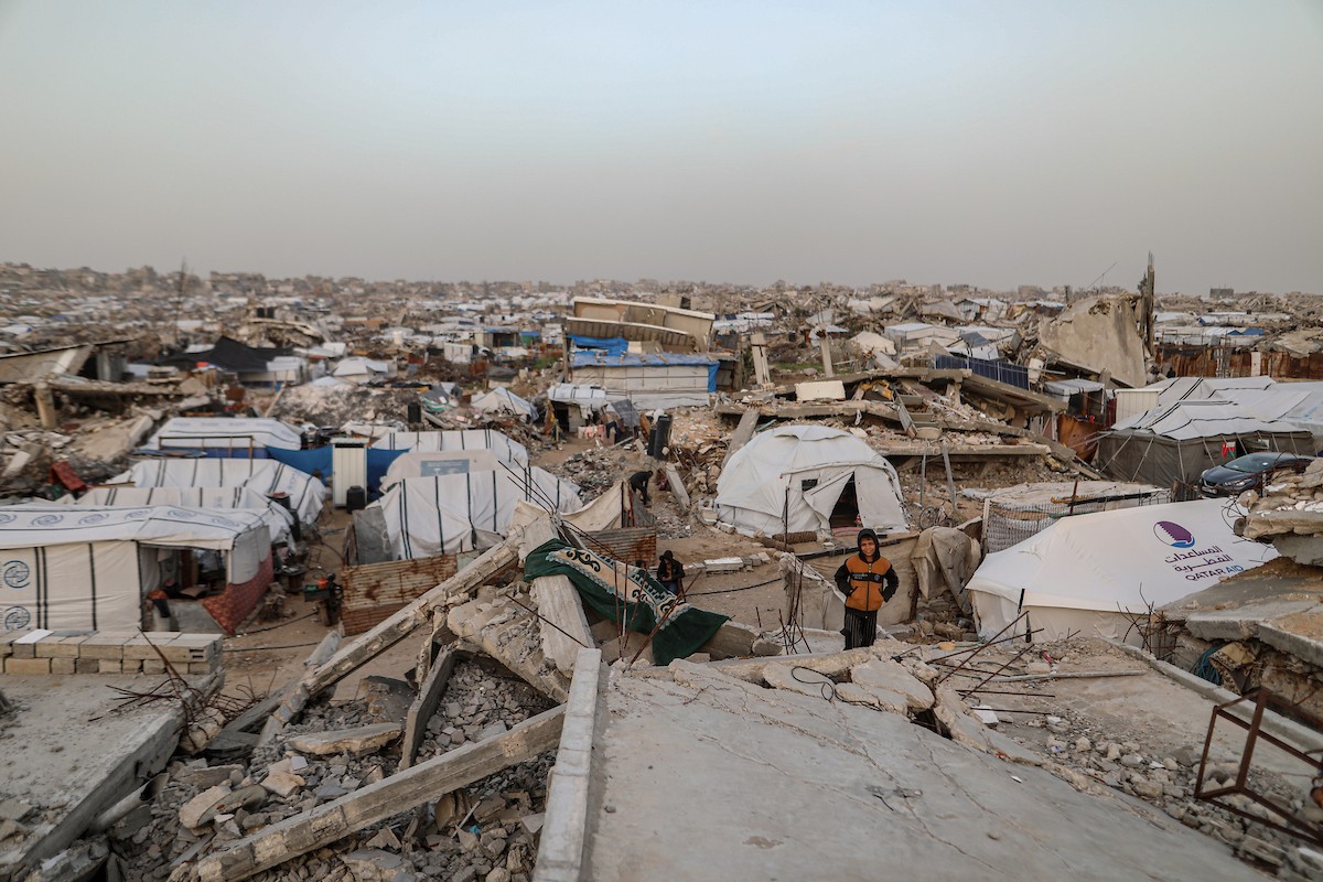 يُكافح الفلسطينيون النازحون لمواصلة حياتهم اليومية وسط الأنقاض التي خلّفتها الهجمات الإسرائيلية في جباليا، شمال قطاع غزة، في 12 يناير/كانون الثاني 2026. صورة: عمر أشتوي