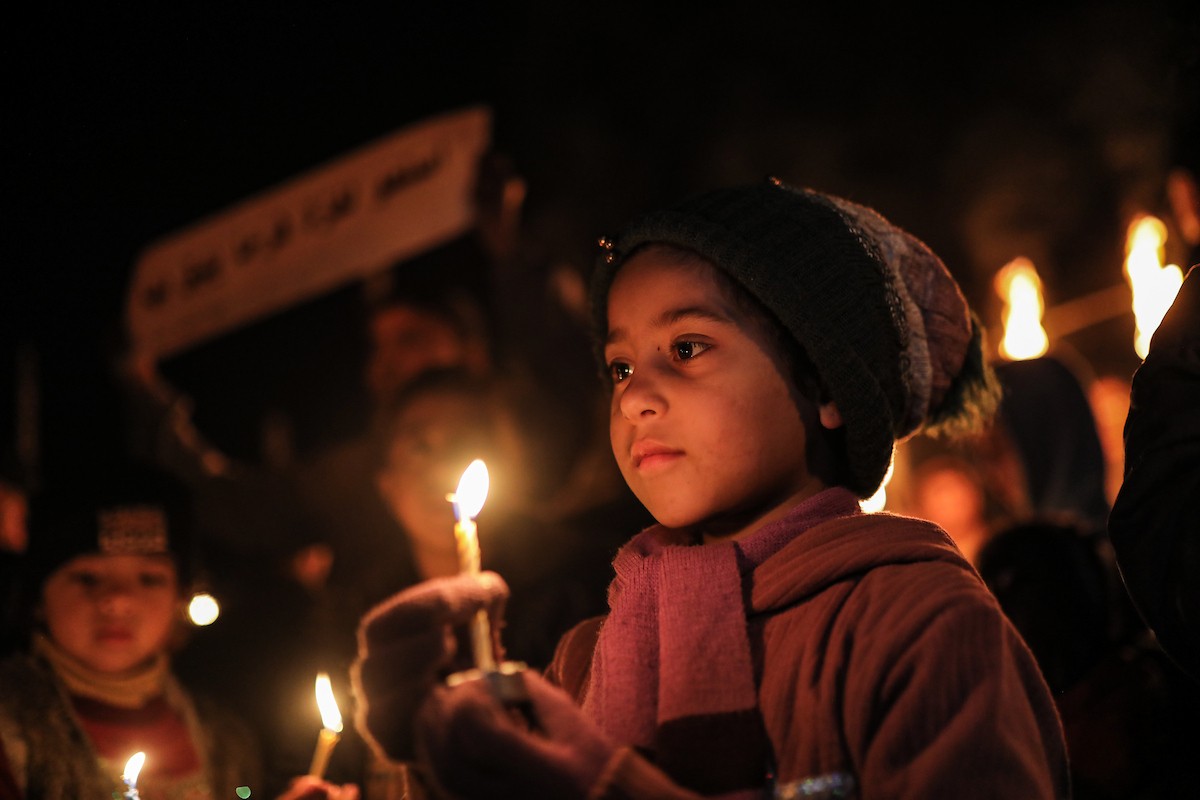 أطفال في وقفة احتجاجية في مخيم الشاطئ غرب مدينة غزة ليلة رأس السنة الميلادية 2026، 1 يناير/كانون الثاني 2026. تصوير: عمر أشتوي