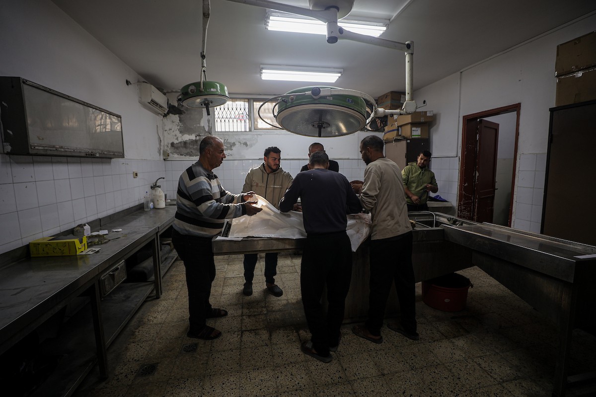 نُقل جثمان الطفلة الفلسطينية همسة حوسو، البالغة من العمر 12 عامًا، والتي قُتلت بنيران إسرائيلية في جباليا، إلى مستشفى الشفاء في مدينة غزة يوم الخميس 8 يناير/كانون الثاني 2026. (صورة: عمر أشتوي)