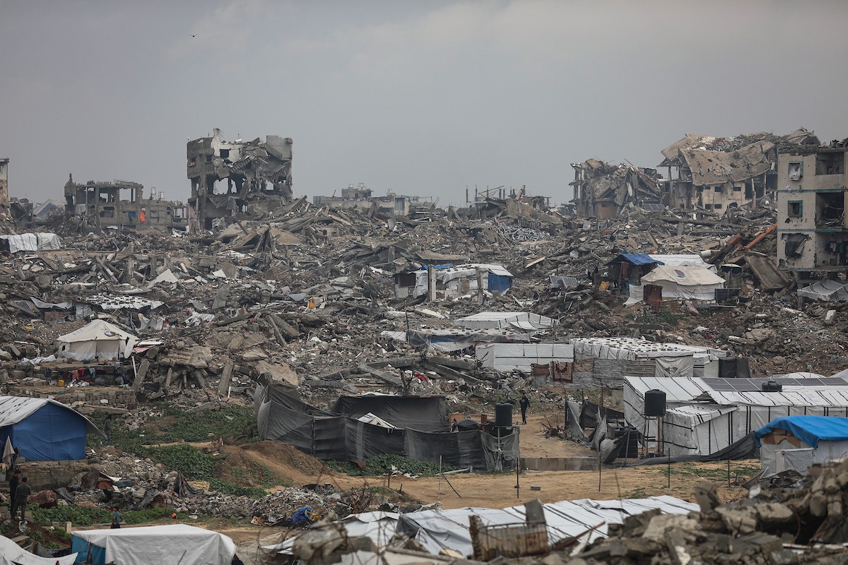 يواصل الفلسطينيون النازحون، الذين لجأوا إلى خيام مؤقتة ومدارس أو منازل متضررة بشدة، حياتهم وسط الأزمة الإنسانية المستمرة الناجمة عن الحصار الإسرائيلي في مخيم جباليا، شمال قطاع غزة، في 18 يناير/كانون الثاني 2026. صورة: عمر أشتوي