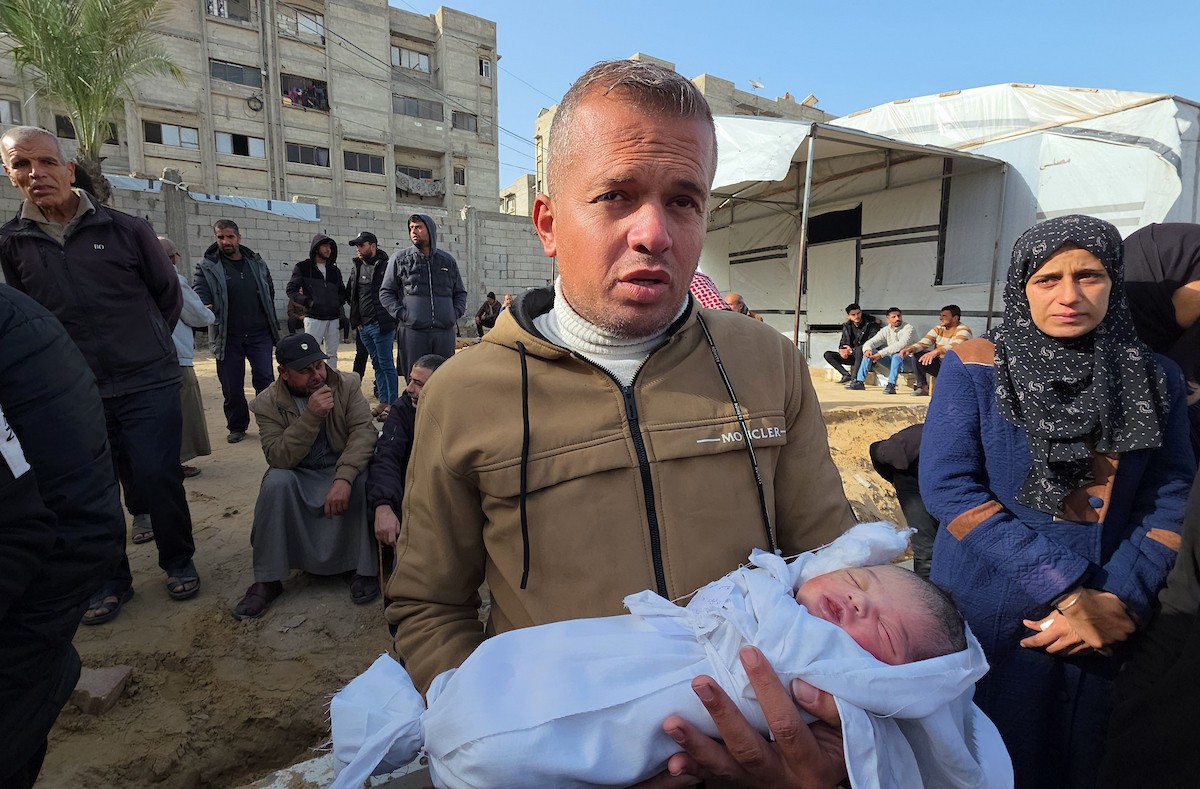 ينعى الفلسطينيون جثمان الطفلة سجود عليان في مجمع ناصر الطبي بمدينة خان يونس، جنوب قطاع غزة، في 24 يناير/كانون الثاني 2026، بعد سبعة أيام من ولادتها. (صورة: طارق محمد/وكالة الأنباء الفلسطينية)