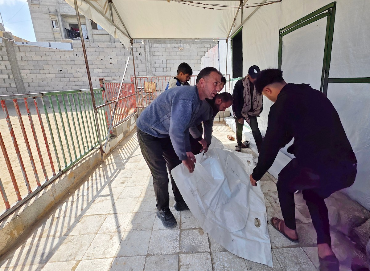 شُيّع جثمان أسامة أحمد عبد العزيز النجار (46 عامًا) في مستشفى ناصر بخان يونس، وذلك خلال مراسم الدفن. وكان النجار قد قُتل في غارة جوية إسرائيلية بطائرة مسيرة في منطقة قزان النجار، جنوب خان يونس، 21 فبراير/شباط 2026. (صورة: طارق محمد)