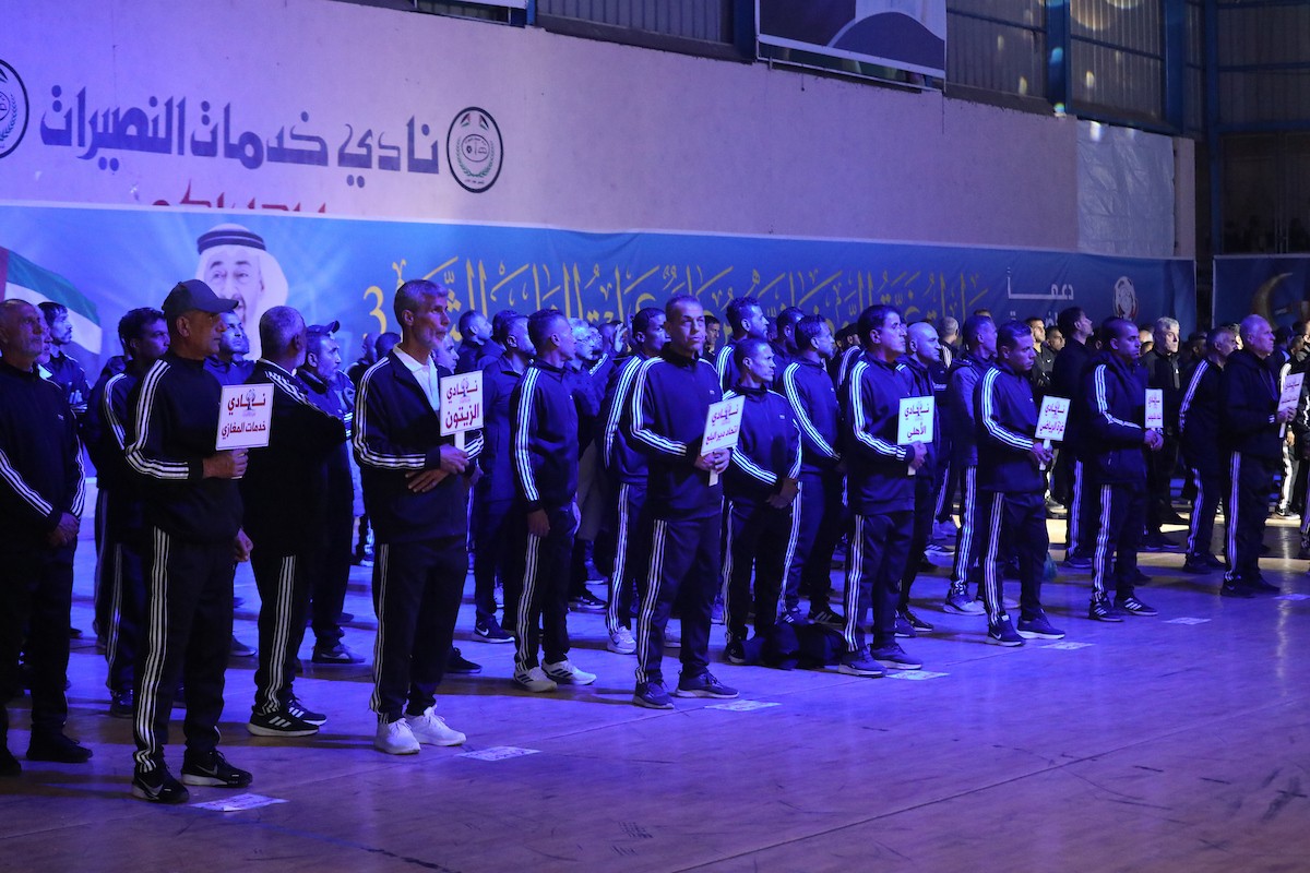 لاعبون فلسطينيون من فريقي النصيرات ورفح يتنافسون خلال مباراة كرة قدم على ملعب نادي خدمات النصيرات، ضمن بطولة غزة الرمضانية، بحضور حشد جماهيري كبير، في مخيم النصيرات بوسط قطاع غزة، بتاريخ 21 فبراير/شباط 2026. تصوير: معز صالحي / apaimages