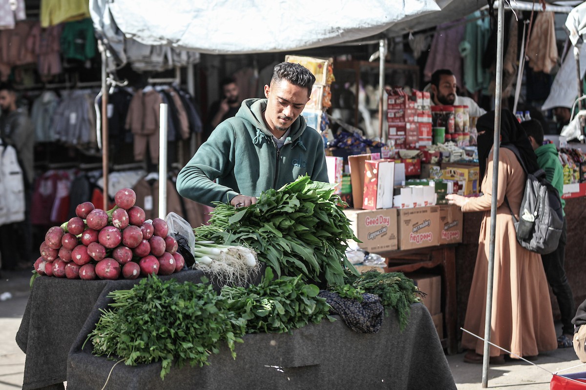 توافد الفلسطينيون بأعداد غفيرة  إلى السوق الشعبي في دير البلح، وسط قطاع غزة، في الأيام التي تسبق شهر رمضان، 12 فبراير/شباط 2026. تصوير: معز صالحي