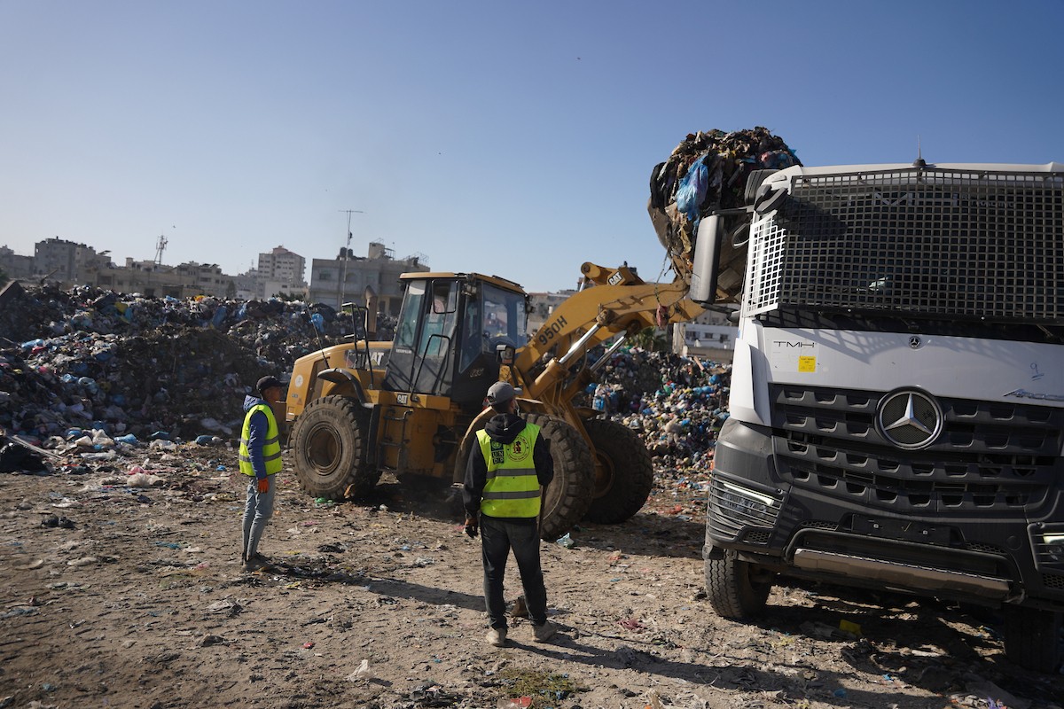 برنامج الأمم المتحدة الإنمائي يطلق عمليات تنظيف في أحد أكبر مواقع النفايات بمدينة غزة، والذي يُشكّل خطراً جسيماً على الصحة العامة، في منطقة سوق فراس على طول شارع عمر المختار ، 11 فبراير/شباط 2026. (صورة: عمر أشتوي)