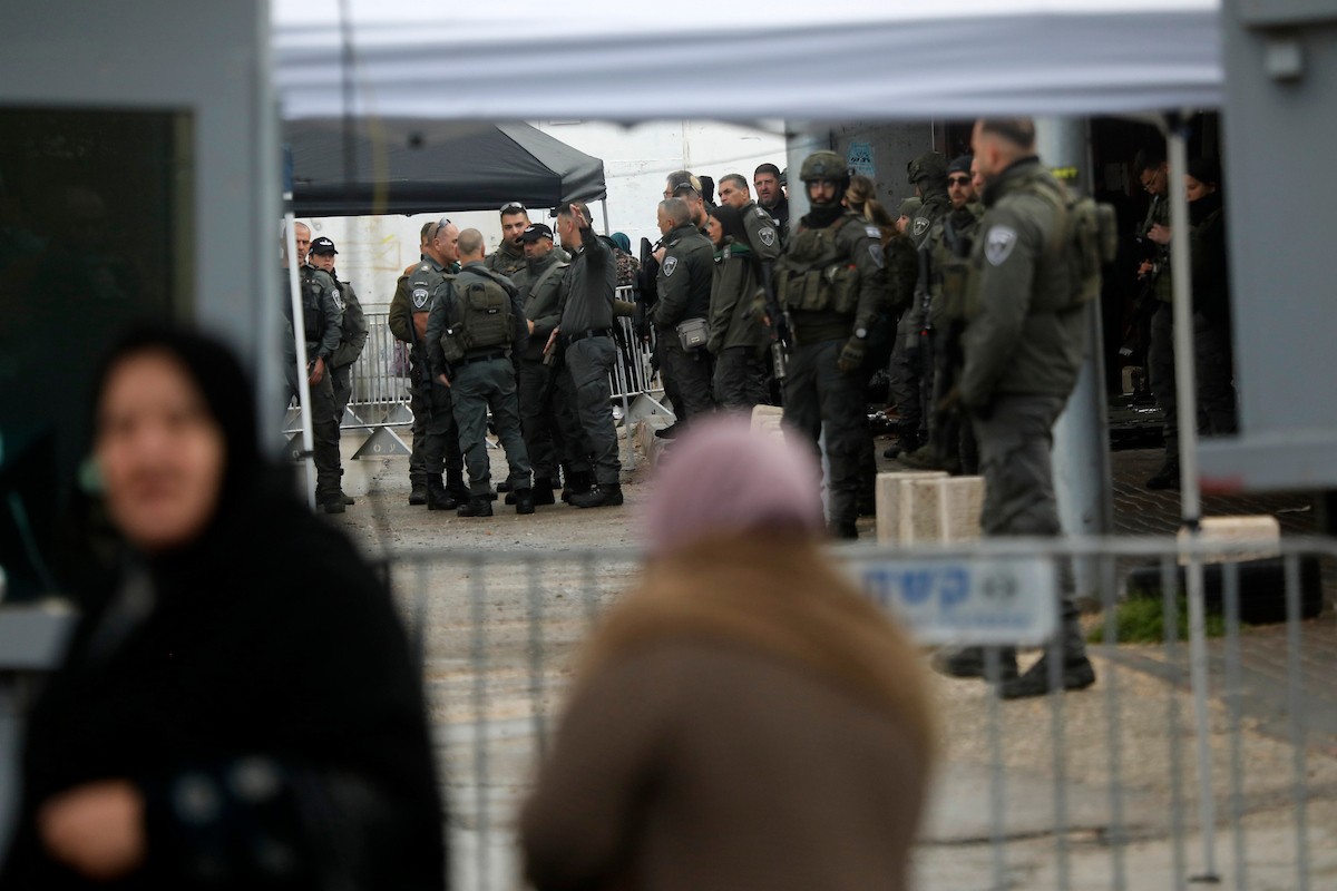 فلسطينيون يعبرون نقطة تفتيش إسرائيلية، وهي نقطة عبور ضرورية لمغادرة مدينة بيت لحم في الضفة الغربية والوصول إلى المسجد الأقصى في القدس لأداء صلاة الجمعة الثانية من شهر رمضان، ٢٧ فبراير/شباط ٢٠٢٦. تصوير: مأمون وزواز