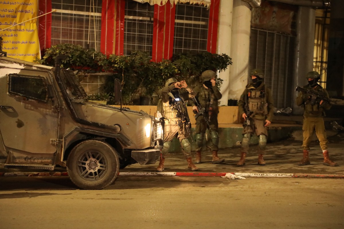 يتمركز جنود إسرائيليون لتوفير الحماية للمصلين اليهود الذين يؤدون صلاتهم قرب قبر يوسف، شرق نابلس في الضفة الغربية. ٢٤ فبراير ٢٠٢٦. صورة: محمد ناصر