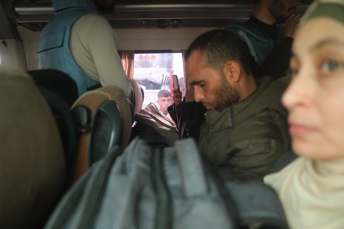 مركبات تابعة للأمم المتحدة تنقل عدداً من الجرحى ومرافقيهم من المقر الميداني لجمعية الهلال الأحمر الفلسطيني في خان يونس إلى معبر كرم أبو سالم لتلقي العلاج الطبي في الخارج،2 فبراير/شباط 2026