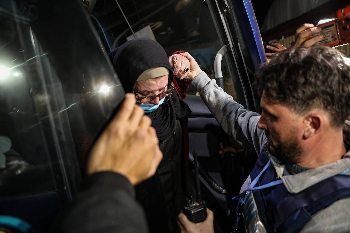 فلسطينيون قادمون من معبر رفح يصلون، في حافلة تحمل شعار الأمم المتحدة، إلى مستشفى ناصر في خان يونس جنوب قطاع غزة، في 2 فبراير/شباط 2026. صورة: عمر أشتوي