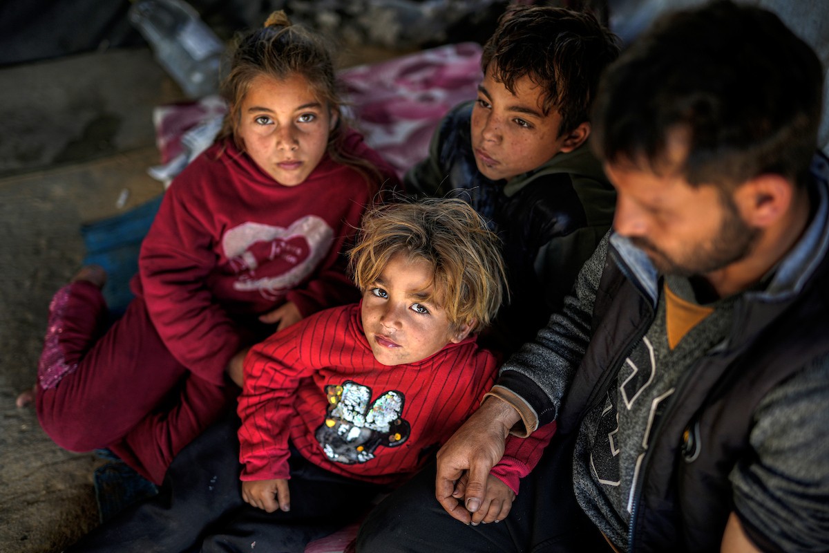 الفلسطيني لؤي أسامة صبح، 27 عامًا، أصيب بإعاقات دائمة وفقد بصره تمامًا جراء هجمات إسرائيلية، يكافح من أجل مواصلة حياته اليومية داخل خيمته في مدينة غزة في 11 فبراير/شباط 2026. صورة: عمر أشتوي