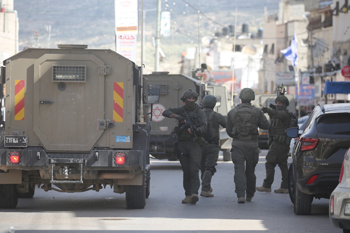 نفّذت قوات الجيش الإسرائيلي مداهمات ودوريات في شوارع مخيم عسكر للاجئين، شرق نابلس في الضفة الغربية، ٢٢ فبراير/شباط ٢٠٢٦. صورة: محمد ناصر