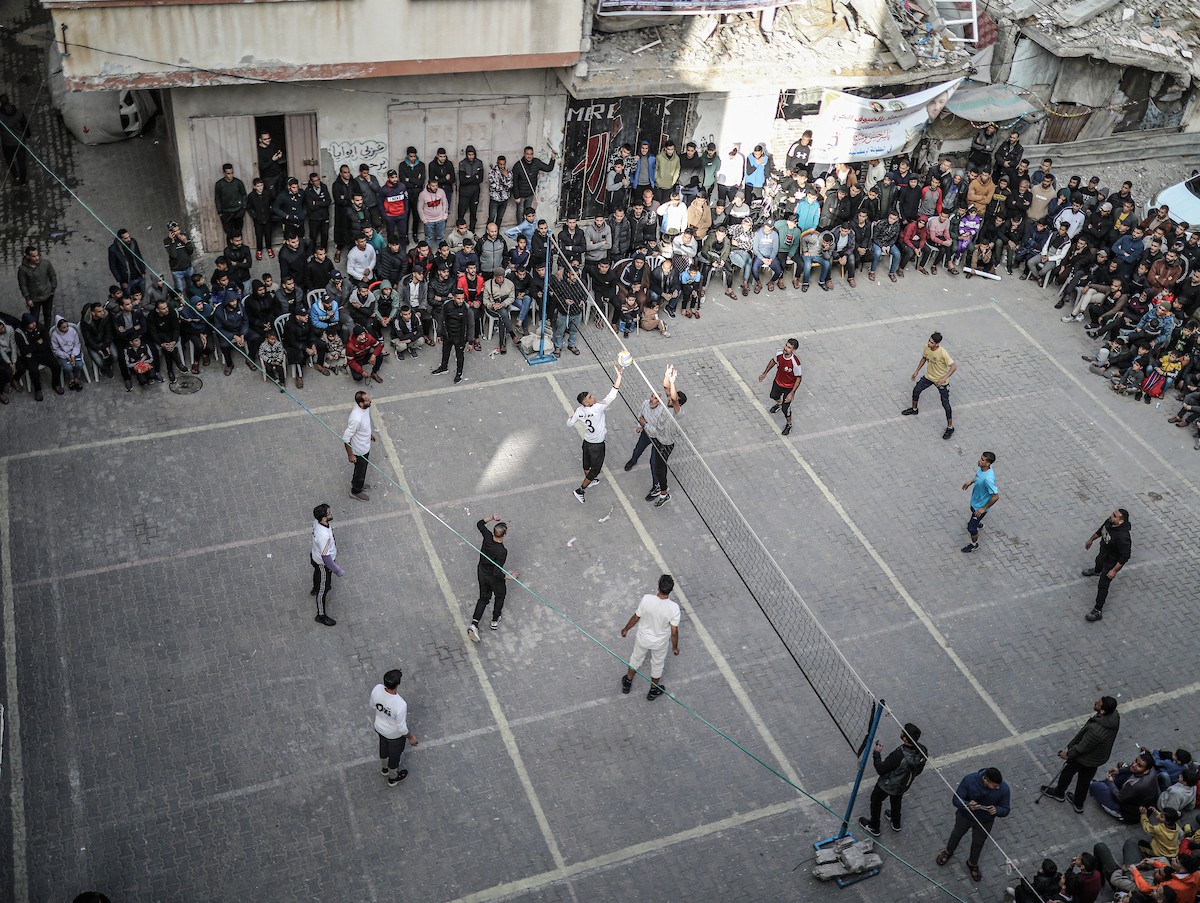 يشارك شبان وأطفال فلسطينيون في مباريات كرة الطائرة ضمن ما يُسمى 