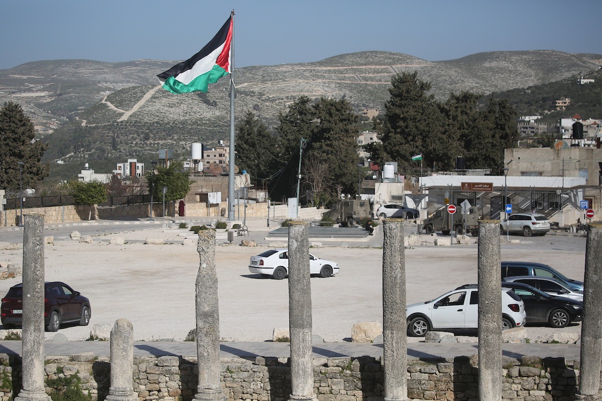 تظهر أعلام إسرائيلية في موقع أثري ببلدة سبسطية، غرب نابلس، في الضفة الغربية المحتلة، بتاريخ 20 فبراير/شباط 2026. تصوير: محمد ناصر