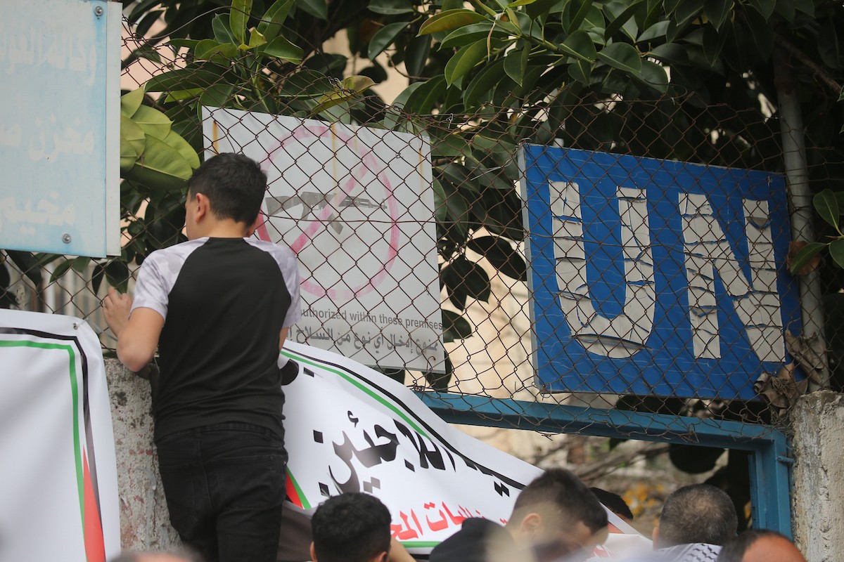 يتظاهر طلاب فلسطينيون من مدارس الأونروا في مخيم بلاطة، شرق نابلس بالضفة الغربية، احتجاجًا على خفض الأونروا للخدمات في مخيمات الضفة، وذلك في 9 فبراير/شباط 2026. (صورة: محمد ناصر)