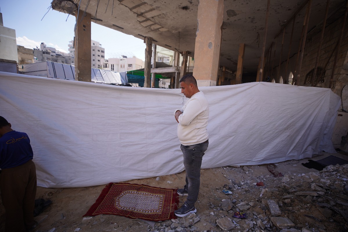 يؤدي الفلسطينيون صلاة الجمعة الثانية من شهر رمضان وسط أنقاض مسجد الكنز، الذي دُمر في هجمات إسرائيلية خلال الحرب، في مدينة غزة، 27 فبراير/شباط 2026. صورة: عمر أشتوي