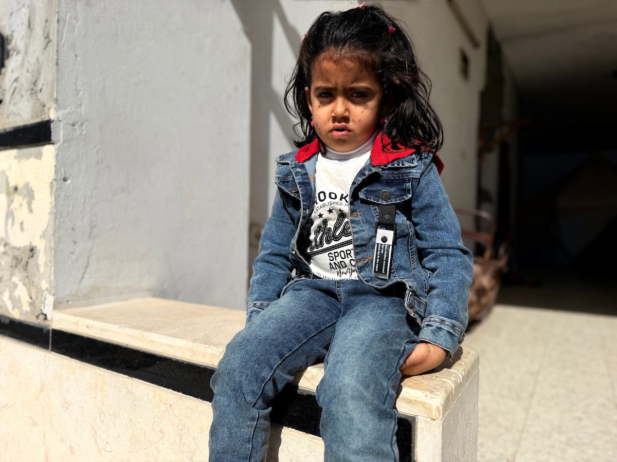 الطفلة الفلسطينية مريم دياب، 5 سنوات، تعيش مع عائلتها داخل خيمة للنازحين أسفل منزل مدمر جراء القصف في حي النصر بمدينة غزة. تعاني مريم من فشل نخاع العظم ونقص حاد في الصفائح الدموية، وهي تنتظر نقلها إلى الخارج لإجراء عملية زرع نخاع عظم قد تنقذ حياتها، 15 فبراير/شباط 2026. تصوير: محمد الأسود.