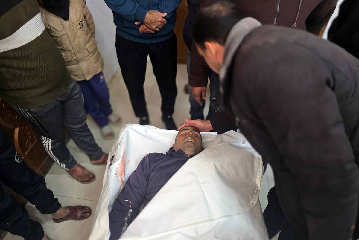 ودّع فلسطينيون جثمان حسن عبد الرحمن اللحام (45 عامًا) في مجمع ناصر الطبي. وقد استشهد بنيران الجيش الإسرائيلي قرب منزله في منطقة قيزانة أبو رشوان، جنوب خان يونس، جنوب قطاع غزة، في 26 فبراير/شباط 2026. (صورة: طارق محمد)