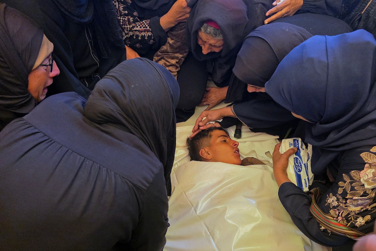 وداع الطفل مهند النجار (14 عاماً) الذي ارتقى بنيران الجيش الإسرائيلي  شرق خان يونس جنوب قطاع غزة، ١٨ فبراير/شباط ٢٠٢٦. تصوير: طارق محمد (APA Images)