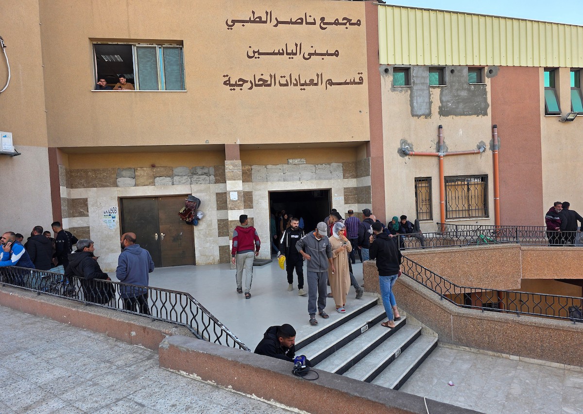 مرضى يتوافدون إلى مجمع ناصر الطبي بخان يونس، جنوب قطاع غزة، للحصول على تحويلات طبية لاستكمال علاجهم خارج القطاع، 1 فبراير/شباط 2026. تصوير: طارق محمد