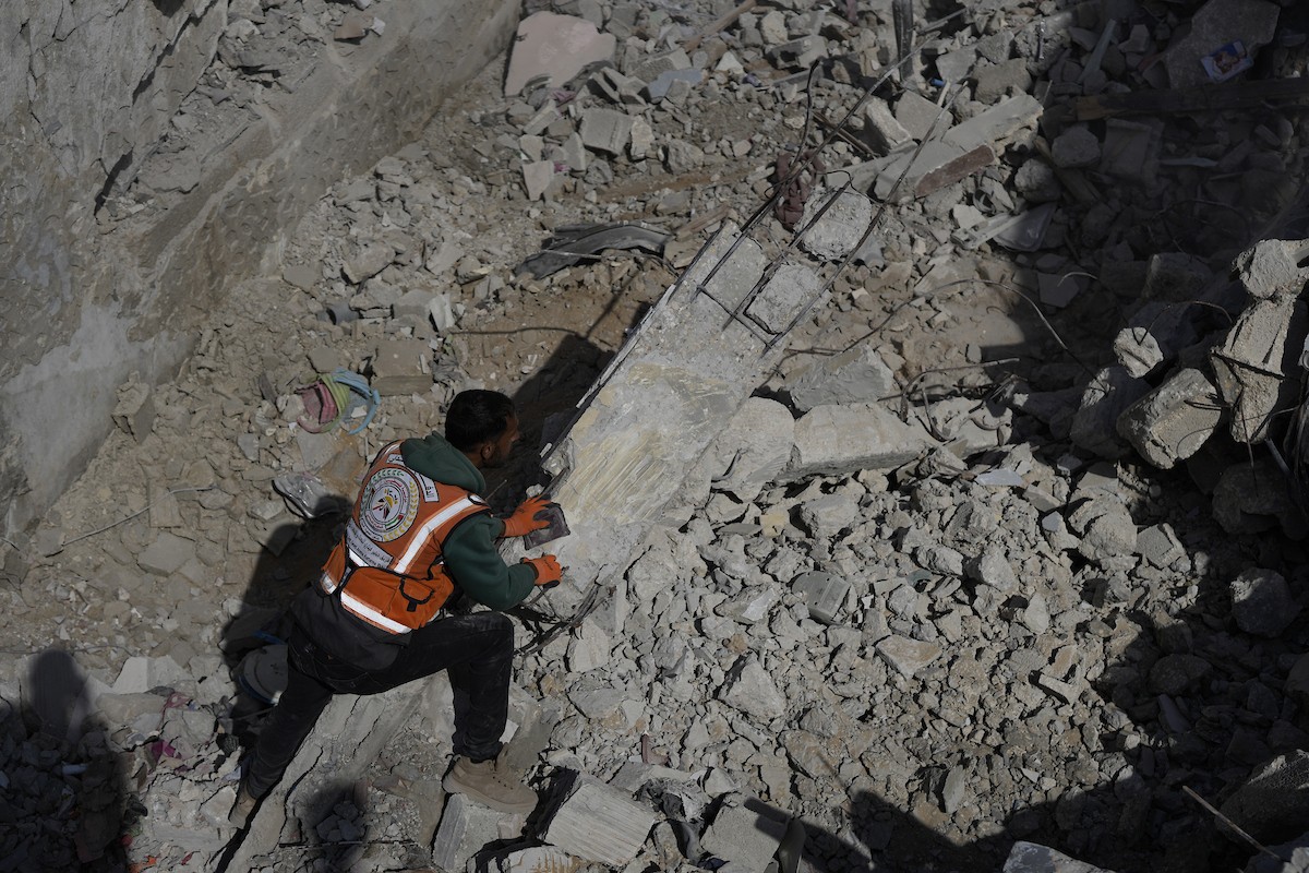 تحاول فرق الدفاع المدني الفلسطيني، بالتنسيق مع اللجنة الدولية للصليب الأحمر، انتشال جثث عائلتي عيادة وغنيم من تحت أنقاض منزل عائلة غباين، في بيت لاهيا، شمال قطاع غزة. 22 فبراير/شباط 2026. صورة: عمر أشتوي