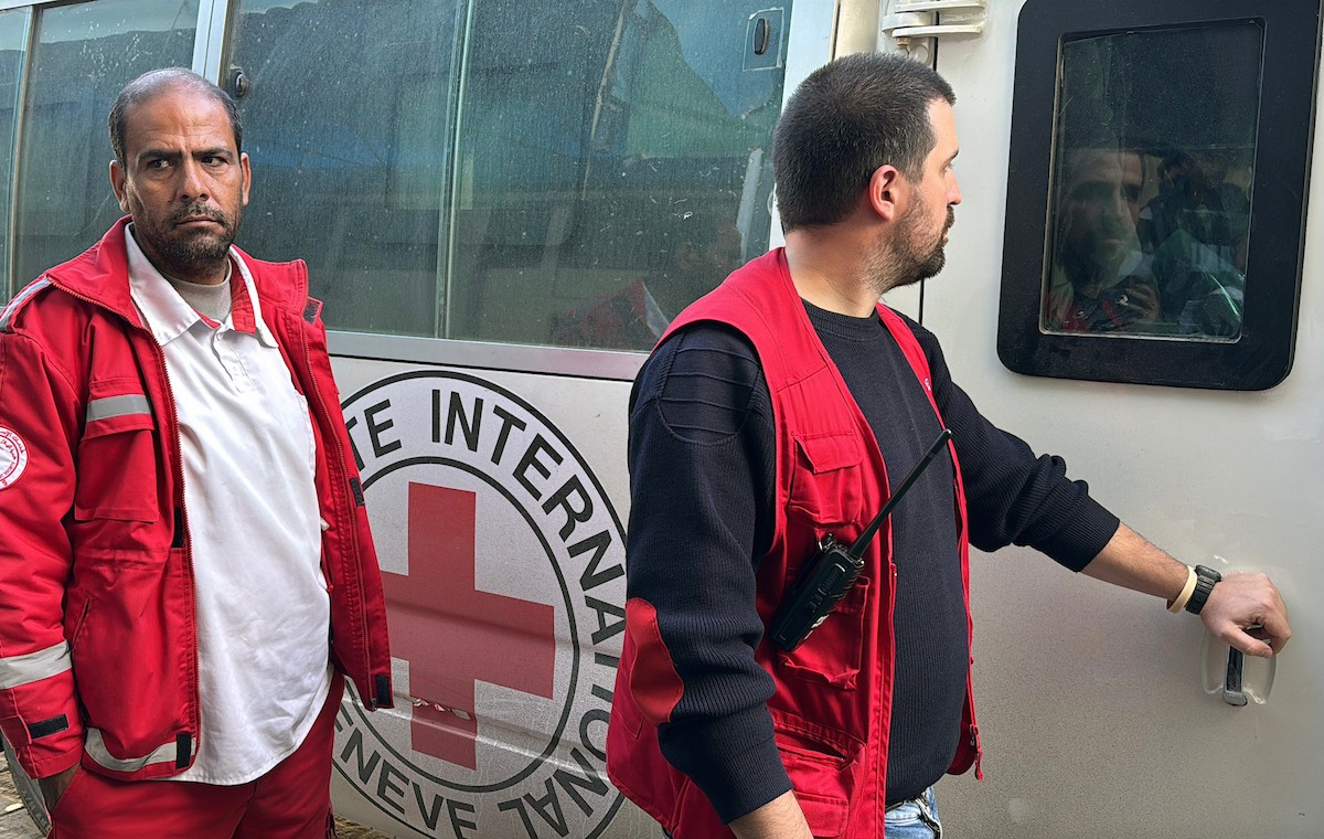 نقلت اللجنة الدولية للصليب الأحمر أربعة أسرى فلسطينيين إلى مستشفى شهداء الأقصى في دير البلح، وسط قطاع غزة، بعد إطلاق سراحهم من قبل القوات الإسرائيلية. ١٩ فبراير/شباط ٢٠٢٦. صورة: أحمد إبراهيم