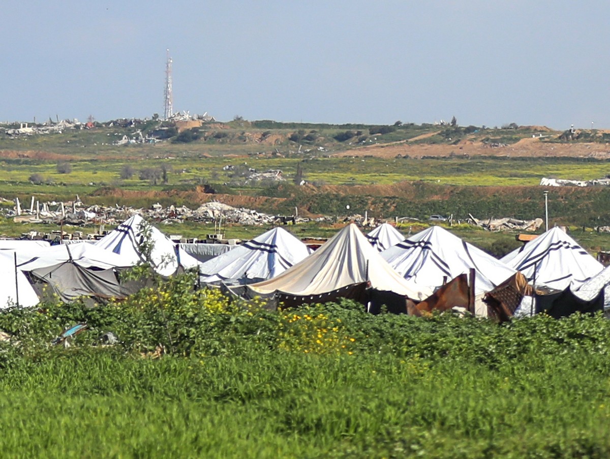يُكافح الفلسطينيون النازحون في مخيم النصيرات للاجئين من أجل البقاء في ظل ظروف معيشية قاسية ونقص حاد في الاحتياجات الأساسية، ويواجهون تحديات يومية في الحصول على المأوى والغذاء والرعاية الصحية. النصيرات، وسط قطاع غزة، 27 فبراير/شباط 2026. صورة: رمزي أبو عامر