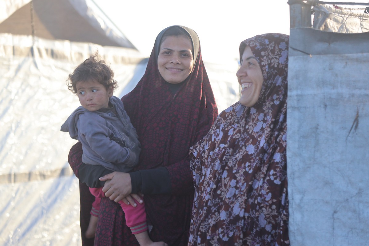 وسط خيام النازحين في المخيم المصري بمنطقة نتساريم وسط قطاع غزة، يحاول السكان الحفاظ على تفاصيل حياتهم اليومية رغم الظروف القاسية والنقص الحاد في الضروريات الأساسية كالمأوى والغذاء والماء النظيف. وسط قطاع غزة، ١٢ فبراير ٢٠٢٦. تصوير: محمد الأسود