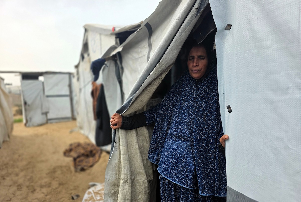 هالة عوض (48 عاما) كفيفة فقدت زوجها في هجوم إسرائيلي، تعيش مع أطفالها السبعة في خيمة مؤقتة غرب خان يونس، وتعيلهم بمفردها رغم إعاقتها البصرية. تصوير: طارق محمد