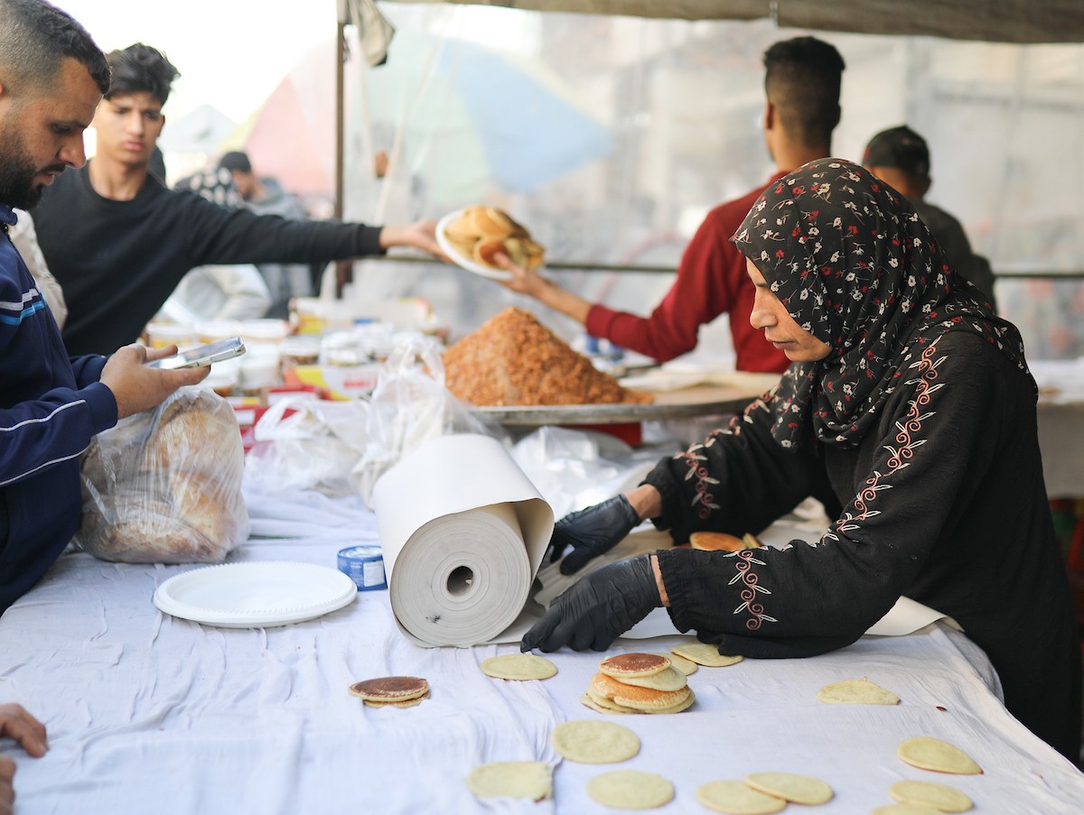 آلاء كريم نازحة في مخيم النصيرات وسط قطاع غزة، تفتح كشكًا لتحضير وبيع القطايف خلال أيام رمضان، في محاولة منها للتغلب على ظروف المعيشة القاسية وإعالة أسرتها بعد أن فقدت منزلها، 19 فبرايرشباط 2026. تصوير رمزي أبو عامر