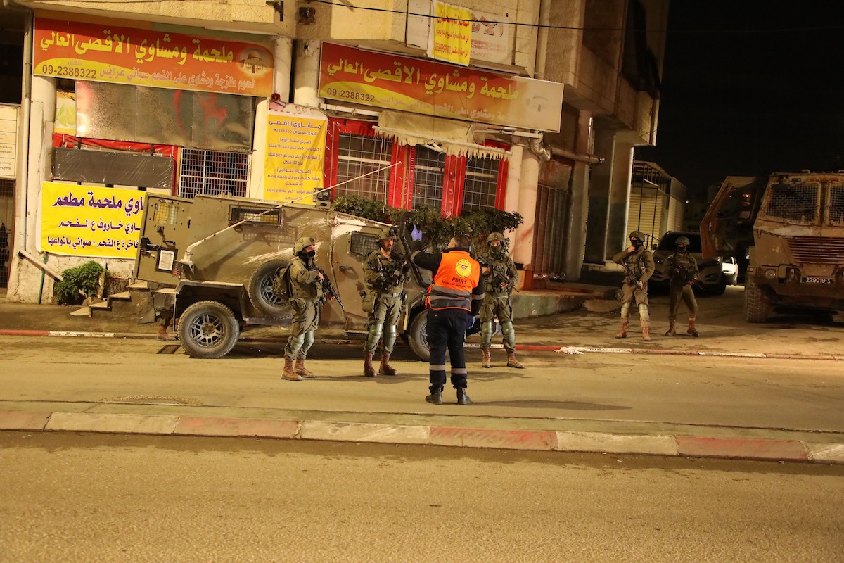 يتمركز جنود إسرائيليون لتوفير الحماية للمصلين اليهود الذين يؤدون صلاتهم قرب قبر يوسف، شرق نابلس في الضفة الغربية. ٢٤ فبراير ٢٠٢٦. صورة: محمد ناصر