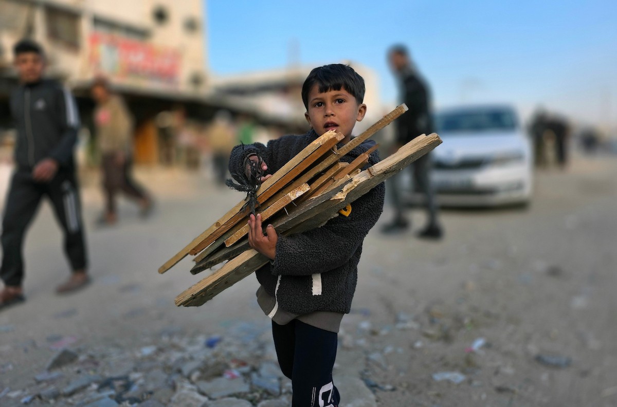 تلجأ العائلات الفلسطينية والباعة إلى استخدام الحطب والخشب لإعداد الطعام بسبب نقص غاز الطهي، خان يونس، جنوب قطاع غزة، 24 فبراير/شباط 2026.تصوير: طارق محمد/ (APA Images).