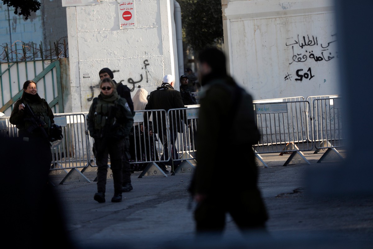 توافد المصلون بكثافة إلى نقطة تفتيش في بيت لحم، متجهين إلى المسجد الأقصى في القدس لأداء صلاتي الجمعة والتراويح، 20 فبراير/شباط 2026. صورة: مأمون وزواز