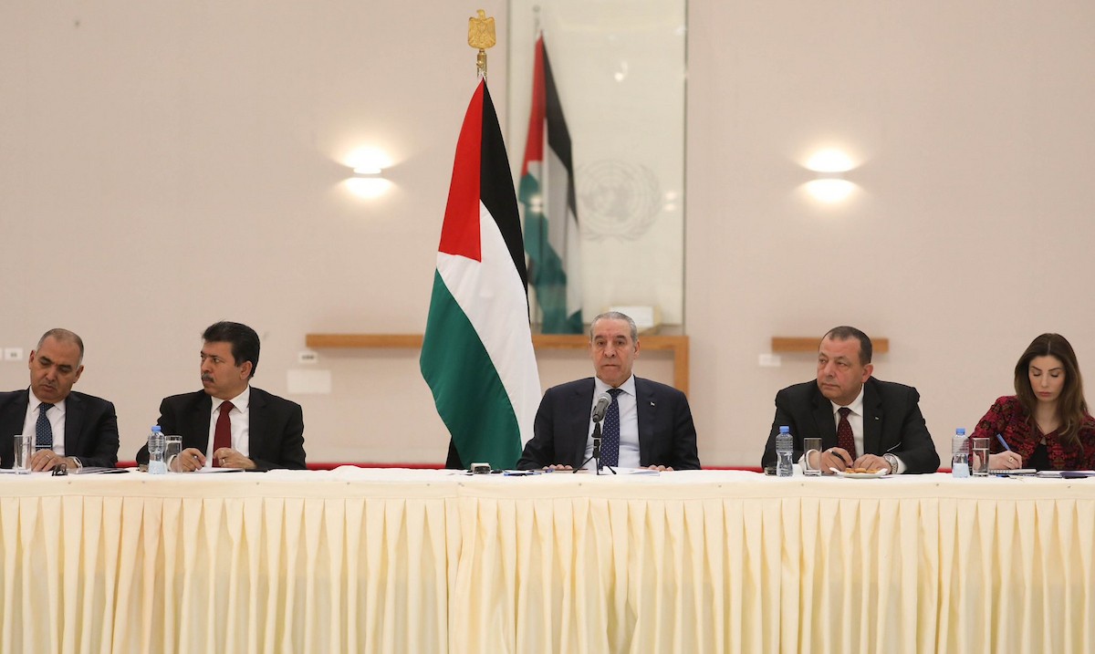 نائب رئيس دولة فلسطين حسين الشيخ يعقد اجتماعا موسعا في رام الله مع سفراء الدول العربية والغربية وممثلي البعثات الدبلوماسية والمنظمات الدولية لبحث التصعيد الإسرائيلي المستمر وتأثيره على الوضع السياسي والإنساني في فلسطين، 10 شباط/فبراير 2026. تصوير مكتب حسين الشيخ