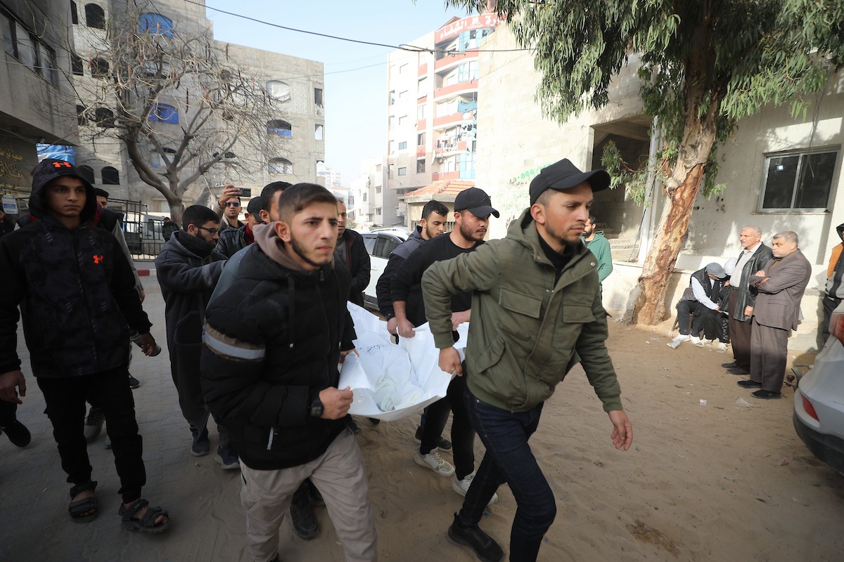 ودّع فلسطينيون جثامين أربعة مواطنين في مستشفى الشفاء بمدينة غزة، سقطوا في غارة إسرائيلية ليلة أمس في جباليا، شمال قطاع غزة. ١٥ فبراير/شباط ٢٠٢٦. صورة: عمر أشتوي