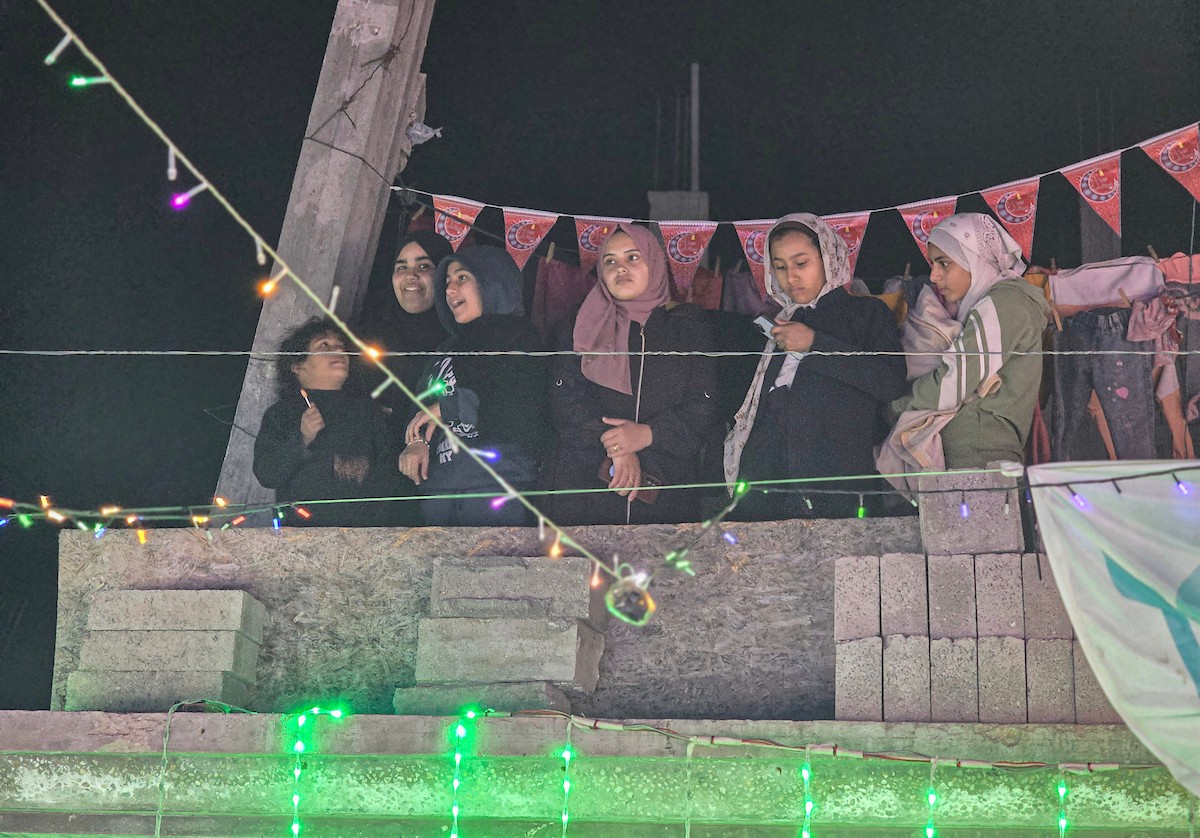 يحتفل الفلسطينيون في خان يونس جنوب قطاع غزة بشهر رمضان المبارك، مستقبلين قدومه بأمل وفرح، في 17 فبراير/شباط 2026. صورة: تامر إبراهيم