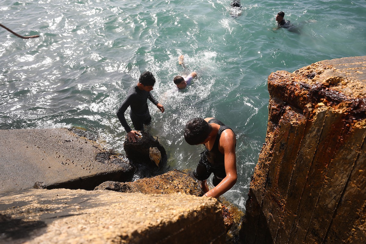 يسبح أطفال قرب ميناء غزة المدمر، في مشهد يعكس تمسكهم بلحظات الفرح رغم الدمار المحيط بهم. يُعدّ البحر في غزة المتنفس الوحيد لسكانها الذين يواجهون آثار الحرب والنزوح، والذين يعيشون في خيام تفتقر لأبسط مقومات الحياة، ١٢ فبراير ٢٠٢٦. تصوير: عمر أشتوي