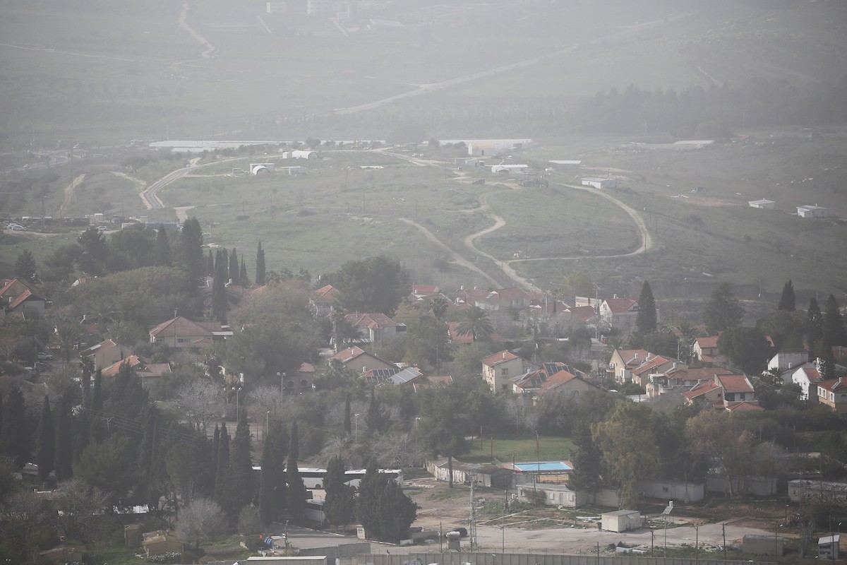 تجمعت حافلات إسرائيلية داخل مستوطنة شافي شومرون لحضور مراسم غرس الأشجار بمناسبة عيد 