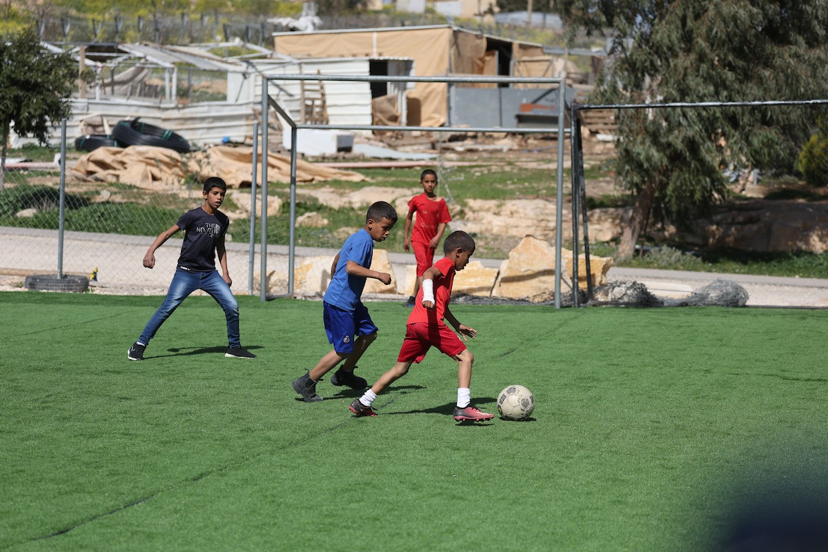 يواجه ملعب للأطفال في خربة أم الخير، وهي قرية بدوية تقع جنوب الضفة الغربية، خطر الهدم بعد تلقي إشعار رسمي من الجيش الإسرائيلي. 23 فبراير/شباط 2026. تصوير: مأمون وزواز