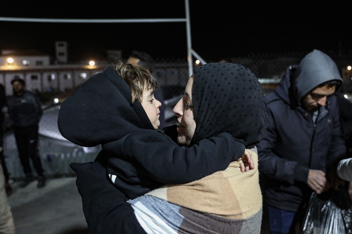 فلسطينيون قادمون من معبر رفح يصلون، في حافلة تحمل شعار الأمم المتحدة، إلى مستشفى ناصر في خان يونس جنوب قطاع غزة، في 2 فبراير/شباط 2026. صورة: عمر أشتوي