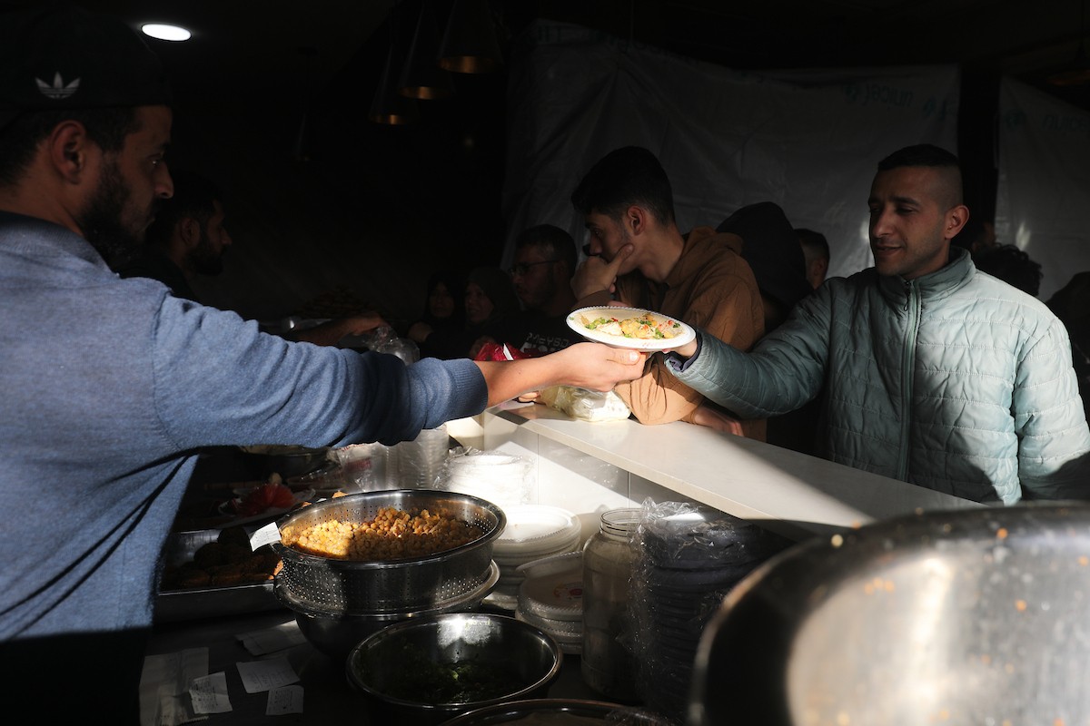 مشهد من الأسواق والبازارات في مخيم النصيرات، وسط قطاع غزة، حيث يستعد المواطنون للإفطار خلال شهر رمضان، في 22 فبراير/شباط 2026. تصوير: معز صالحي