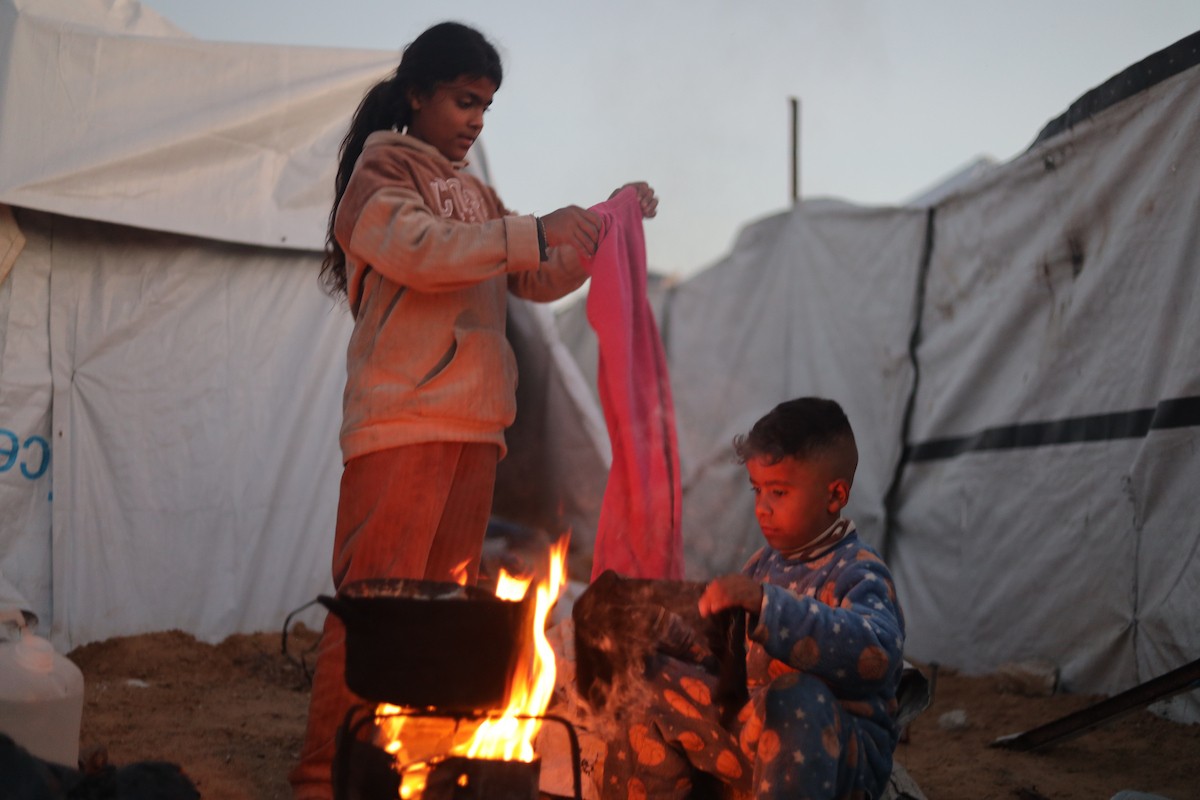 وسط خيام النازحين في المخيم المصري بمنطقة نتساريم وسط قطاع غزة، يحاول السكان الحفاظ على تفاصيل حياتهم اليومية رغم الظروف القاسية والنقص الحاد في الضروريات الأساسية كالمأوى والغذاء والماء النظيف. وسط قطاع غزة، ١٢ فبراير ٢٠٢٦. تصوير: محمد الأسود